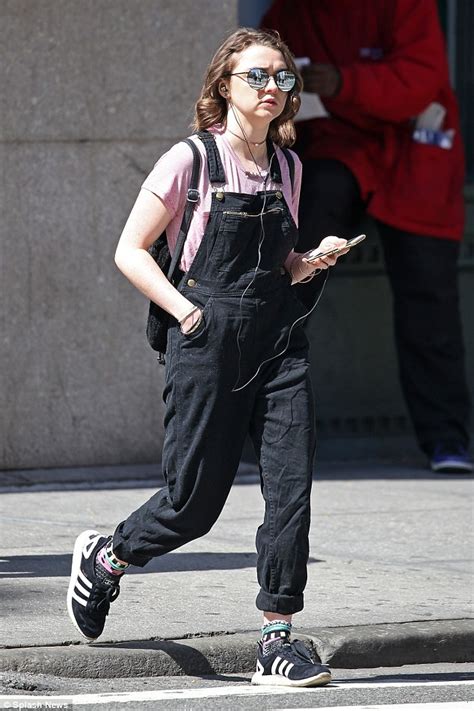 Game Of Thrones Maisie Williams Keeps It Casual For New York Shopping