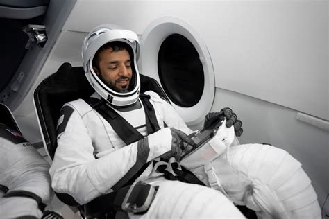 بالصور، رائد الفضاء الإماراتي النيادي يستعد للرحلة إلى المحطة الدولية أريبيان بزنس