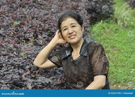 Mujer Madura Asiática Feliz Imagen De Archivo Imagen De Lifestyle Verde 32331705