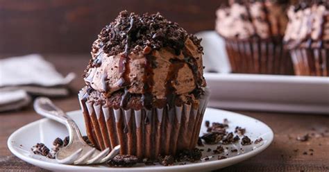 Water, vegetable oil and eggs called for on cake mix box. Ingredints 1 box Betty Crocker™ Super Moist™ Cake Mix ...