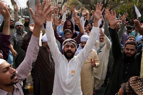 Pakistan Blasphemy Mob Pakistan Mob Lynches Demonstrator To Death