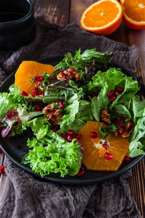 Köstlicher Salatmix mit Orange Granatapfel Walnüssen und Ahornsirup