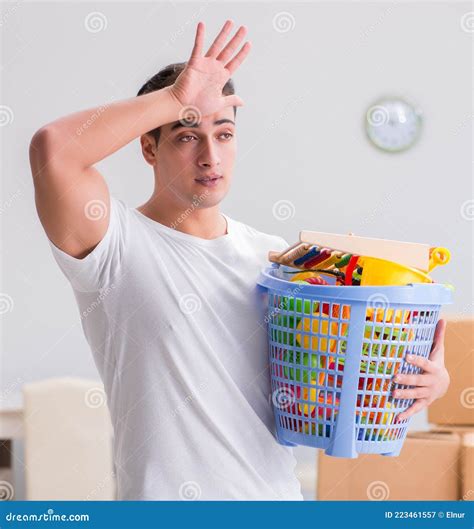 Homem Marido Lavando Roupa Em Casa Imagem De Stock Imagem De Jogo