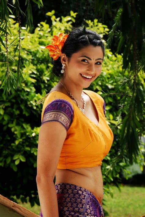 Kannada Sexy Actress Daisy Shah Acting As Kerala Cheating