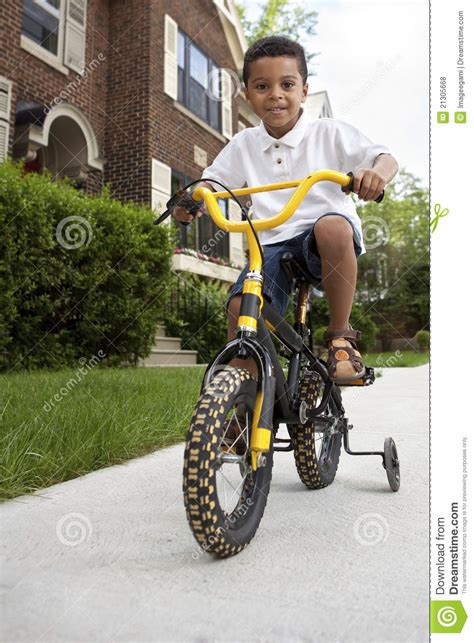 Muchacho Joven Que Monta Su Bicicleta Foto De Archivo Imagen De
