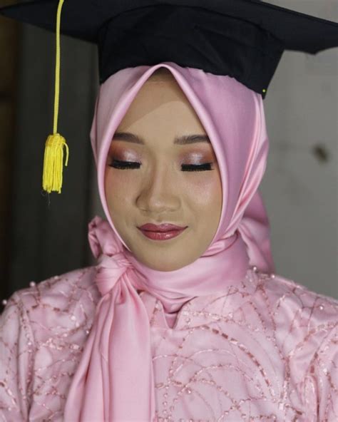 Tutorial Make Up Dan Hijab Untuk Wisuda Saubhaya Makeup