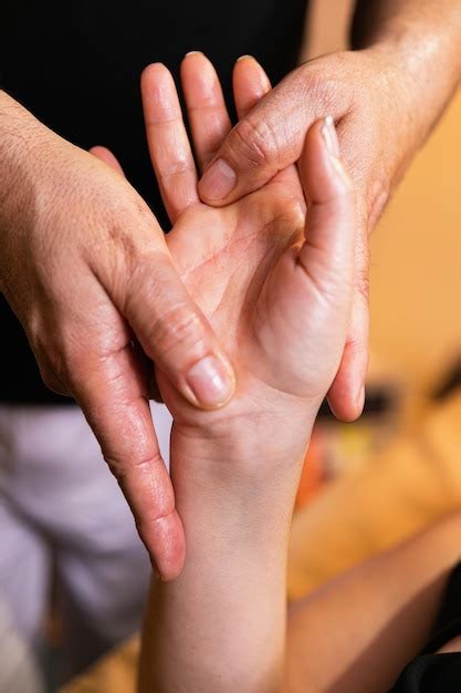 masaje de manos realizado por masajista profesional foto premium