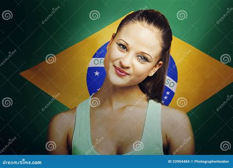 Stare Sorridente Della Bella Giovane Donna Davanti Alla Bandiera Brasiliana Fotografia Stock
