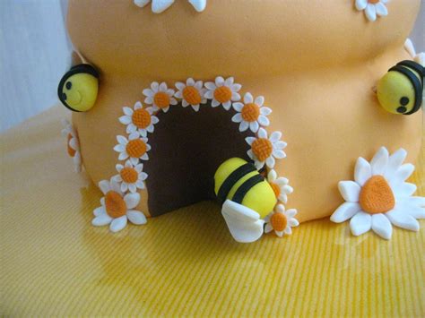 Una vez que las abejas regresen por más comida, sabrás qué tan lejos está su colmena. LADY PASTELES: LA CASITA DE ABEJAS