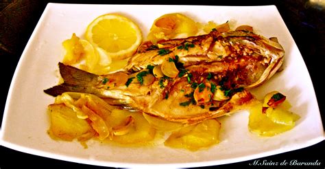 Ya sabes que en función del tamaño del pescado y de la potencia del servimos en el plato, pero de una forma concreta, ya que una de las cosas que caracteriza la lubina a la espalda es la forma en la que se presenta en el plato. LA COCINA EN EL SUR: LUBINA A LA ESPALDA