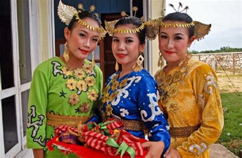Pakaian adat sulawesi tenggara (kinawo). Keunikan Pakaian Adat Sulawesi Tenggara, Suka Muna, Tolaki ...