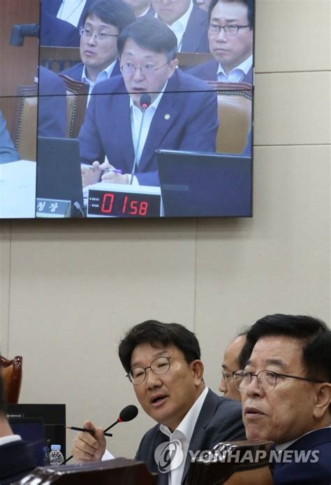인터뷰 안경덕 고용부 장관 후보자 노사관계, 양보 통해 풀어나가야. 조국 후보자 관련 질의 듣는 국세청장 | 연합뉴스