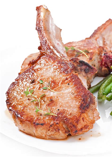 Vegetarische shakshuka mit weißen bohnen und würziger. Saftiges gegrilltes schweinefiletsteak mit grünen bohnen | Kostenlose Foto