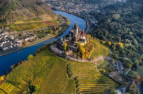 Cochem mosel sehenswürdigkeiten bei nacht mit brillant feuerwerk vom weinfest in cochem an der mosel. Reichsburg Cochem, Germany