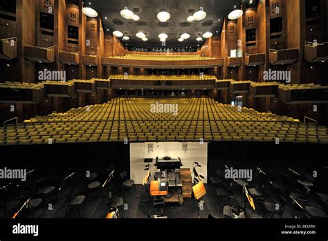 Vista Desde El Escenario En El Auditorio Con Foso De Orquesta Deutsche
