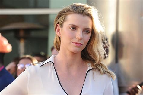 Glow Star Betty Gilpin On Body Image And Self Confidence