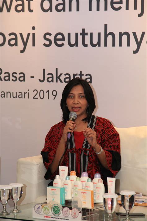 Jangan sering menggendong bayi menggendong bayi ketika cuaca panas tidak disarankan untuk bunda yang ingin mengatasi biang keringat pada bayi. Perawatan Esensial untuk Kulit Bayi | Smartmama