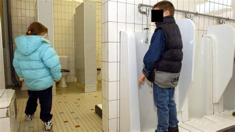 dans cette école les enfants reçoivent un nombre limité de jetons pour aller aux wc il n a eu