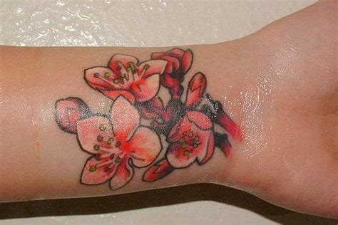 60 Flowers Wrist Tattoos Ideas