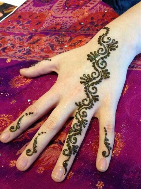 Simple Vine Design For Temporary Henna Tattoo Mehndi Art Henna Mehndi