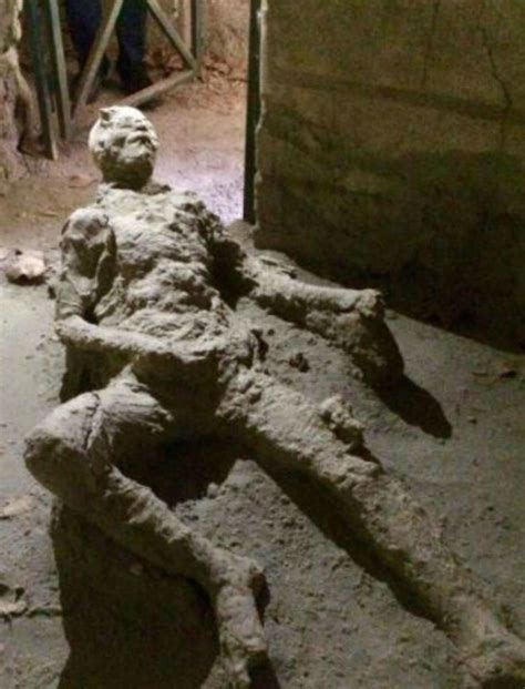 La imagen viral masturbándose de este hombre petrificado en Pompeya Marca com