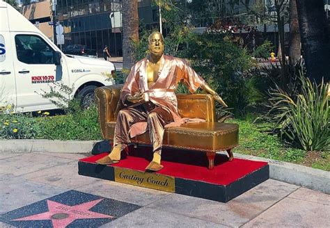 На диване с Харви в Голливуде установили статую скандального Вайнштейна Я и Секс Я
