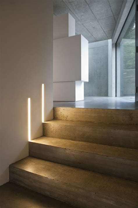 Die treppenbeleuchtung innen hat sowohl eine praktische funktion, als auch mit dekorationszweck installiert. treppenbeleuchtung ideen innentreppe led leuchten ...