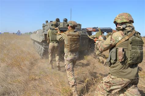 Дізнайтеся цікаву інформацію по запиту валерій залужний на сторінках публікацій сайту online.ua | портал новин україни та світу. Українські танки, артилерія та авіація зупинили просування ...