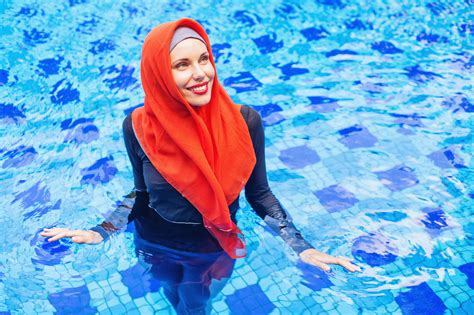 Reactions Saunders Explains Why Burkini Bans Hypocritical News Illinois State