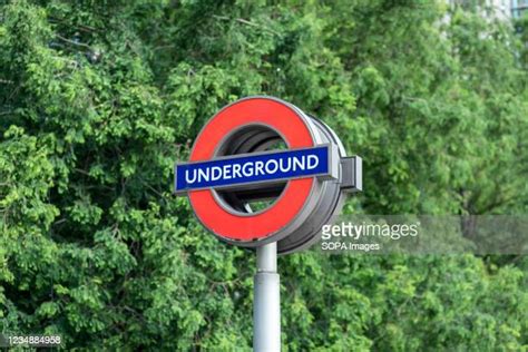 London Underground Sign Stockfotos En Beelden Getty Images