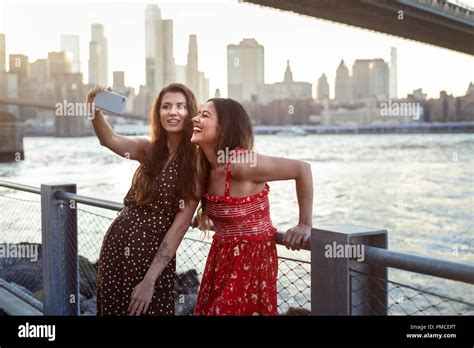 Turistas Tomando Selfie Fotografías E Imágenes De Alta Resolución Alamy