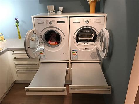Überbauschrank für waschmaschine und trockner. Häcker-Musterküche Hauswirtschaftsraum mit hochgesetzter ...