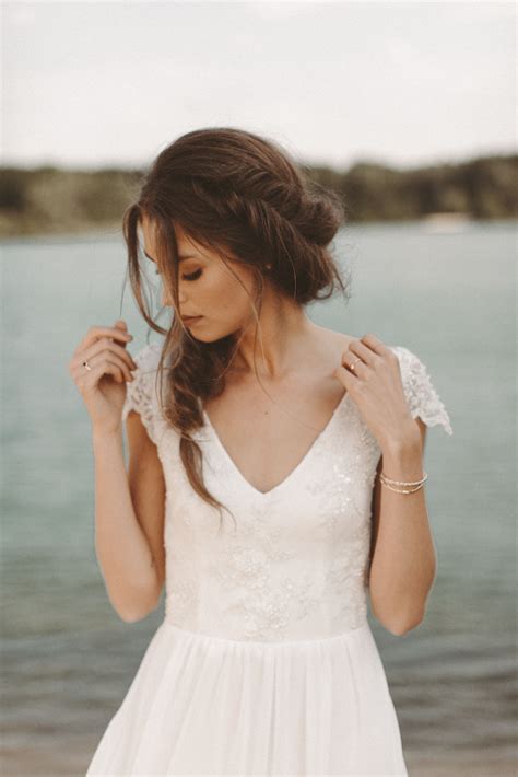 Brautkleid rueckenfrei spitze hochzeitskleid spitze langarm. Fließendes Brautkleid Spitze Rückenausschnitt Boho ...