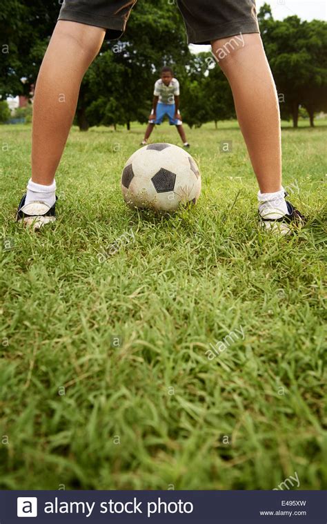 Las mejores imagenes de futbol para imprimir y colorear. Niños jugando el juego de fútbol en el parque, con espacio de copia sobre el césped y centrarse ...