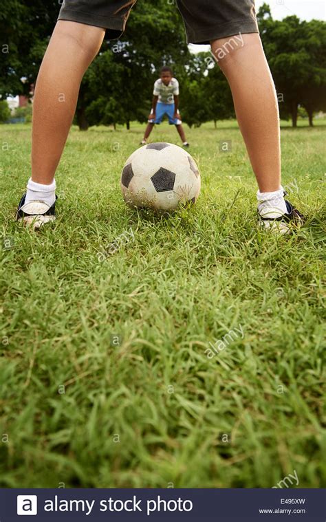 Spielen, schießen, tor, sportplatz und andere. Kinder spielen Fußball-Spiel im Park, mit textfreiraum auf ...