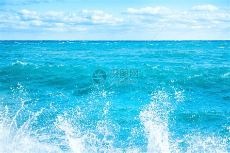 蓝色大海上的大浪冲浪和泡沫高清图片下载 正版图片502540363 摄图网