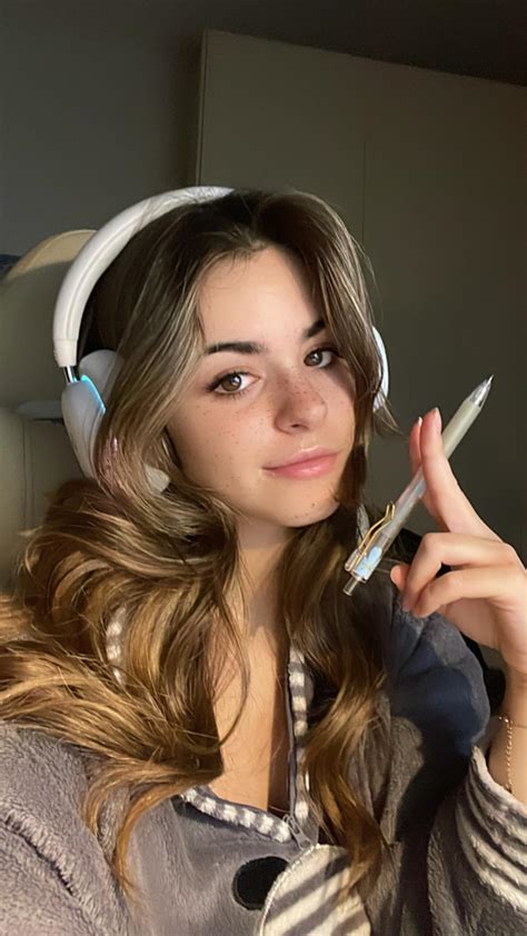 @supergioffy • C’è chi tiene così una sigaretta e chi una matita