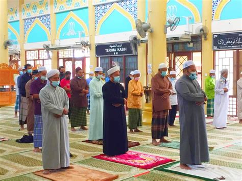 Hukumnya adalah sunat muakkad2 dan lebih utama didirikan secara berjemaah3. Solat tarawih 20 rakaat dibenarkan di Pahang - Kosmo Digital