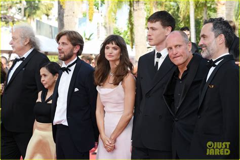 Full Sized Photo of woody harrelson triangle of sadness premiere 04 ...