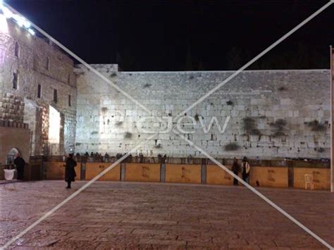 שרידי קשת וילסון מצויים באזור עזרת הגברים של הכותל המערבי. תמונה של הכותל בלילה, מאגר תמונות,איורים, ציורים, | picjew