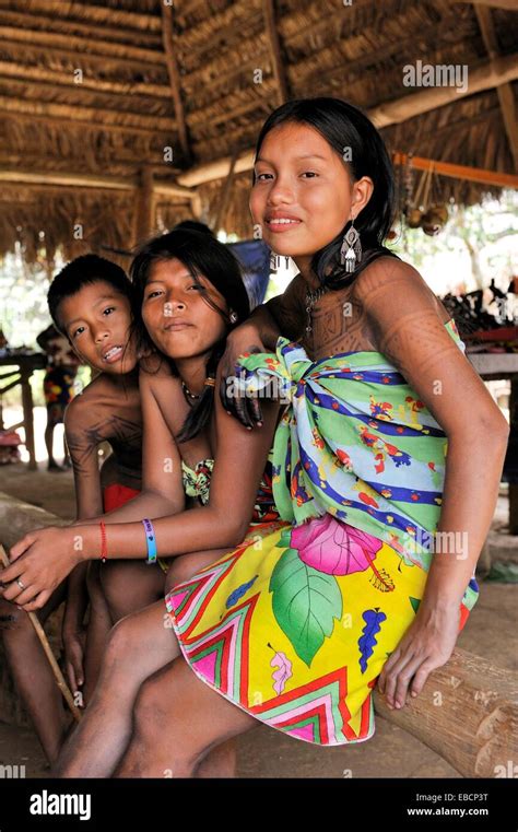Esilda Y Sus Amigos Los Adolescentes De La Comunidad Indígena Embera