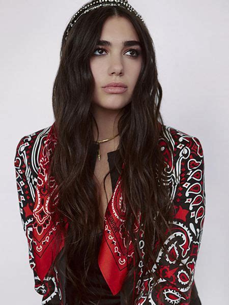 The singer who used a 36 inches bra size also use shoe size 8 us and dress size 8 us is dua lipa. Dua Lipa - biography, photos, facts, family, affairs, height and weight 2020 in 2020 ...