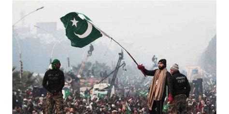 مقبوضہ کشمیر میں پاکستانی پرچم پر پابندی کسی کے پاس پاکستانی پرچم نظر آیا تو گولی مار دیں گے