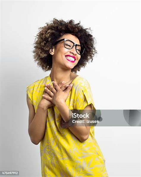 Photo Libre De Droit De Portrait De Jeune Femme Afroaméricaine Excité Banque Dimages Et Plus D