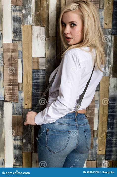 Het Mooie Sexy Meisje Met Grote Domoren In Uitstekende Jeans En Wit