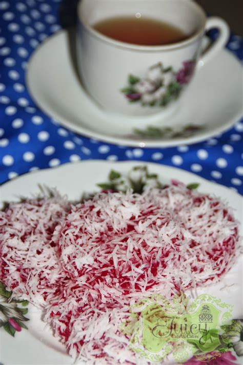 1 cawan biji sagu putih, 3 cawan air, 3/4 cawan gula, 2 paket instant 3in1 coffee, 1/2 biji kelapa muda parut, 1 sudu kecil garam. JUICY CAFE: KUIH SAGU @ BRONOK