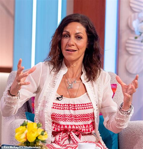 Countryfile S Julia Bradbury 50 Showcases Rock Hard Abs In Sports Bra As She Lifts Weights