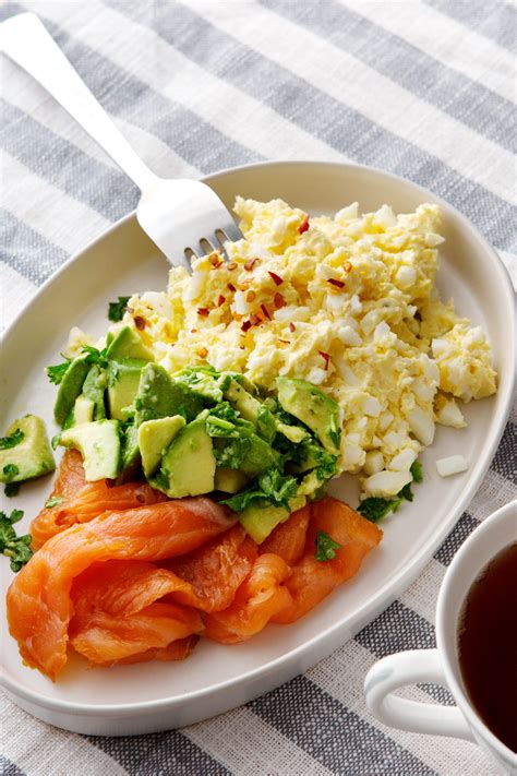 This smoked salmon breakfast bowl consists of a few simple ingredients that come together for a super flavorful final brunch dish. Keto egg butter with smoked salmon and avocado - Diet Doctor