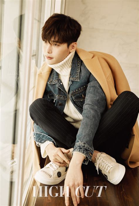 See more ideas about lee jong suk, lee jung suk, lee jong. Lee Jong Suk Dishes On Handcuff Kiss Scene And "W" Work ...