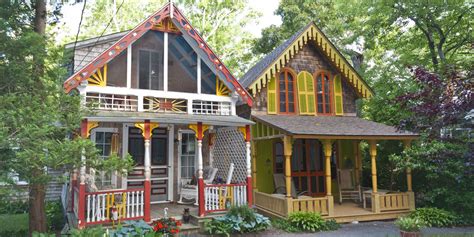 The pequot hotel is situated just a block west of a beach on martha's vineyard, nestled among the famed gingerbread cottages in oak bluffs. The Gingerbread Cottage Village on Martha's Vineyard Is ...